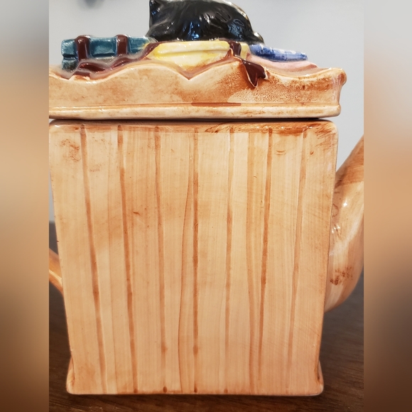 Wardrobe Shaped Teapot with Cat & Dog - Picture 3 of 10